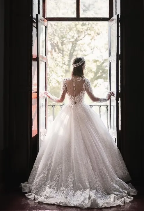 bride-wedding-dress-door.png